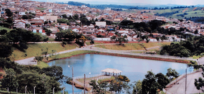 Ocupando uma área de 175.600 m² (17,5 hectares), o Parque Centenário foi criado em 1992.