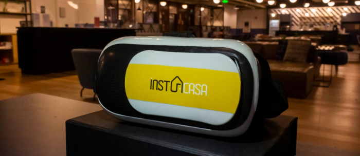 Óculos de realidade virtual com o adesivo da InstaCasa